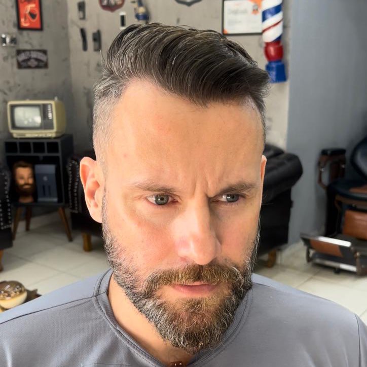 Cliente com corte e barba finalizados na Soul Blues